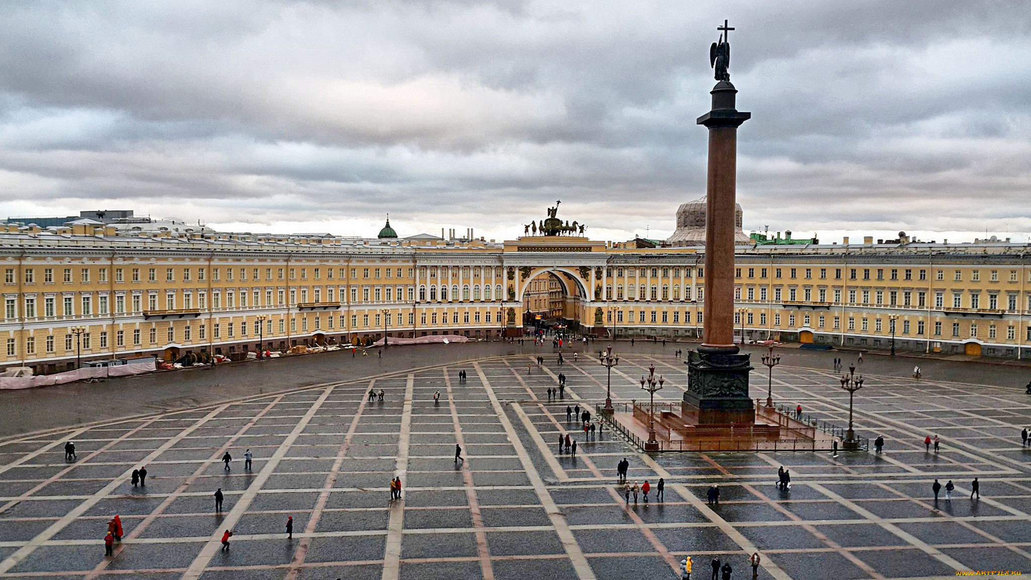 Перед зимним. Дворцовая площадь. Александровская колонна в Санкт-Петербурге. Дворцовая площадь Петергоф. Зимний дворец Дворцовая площадь Петродворец.